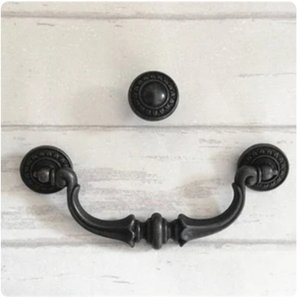 3 1/2" Pulls and knobs. Antique Bronze. New. 2 pull and 2 knobs total.